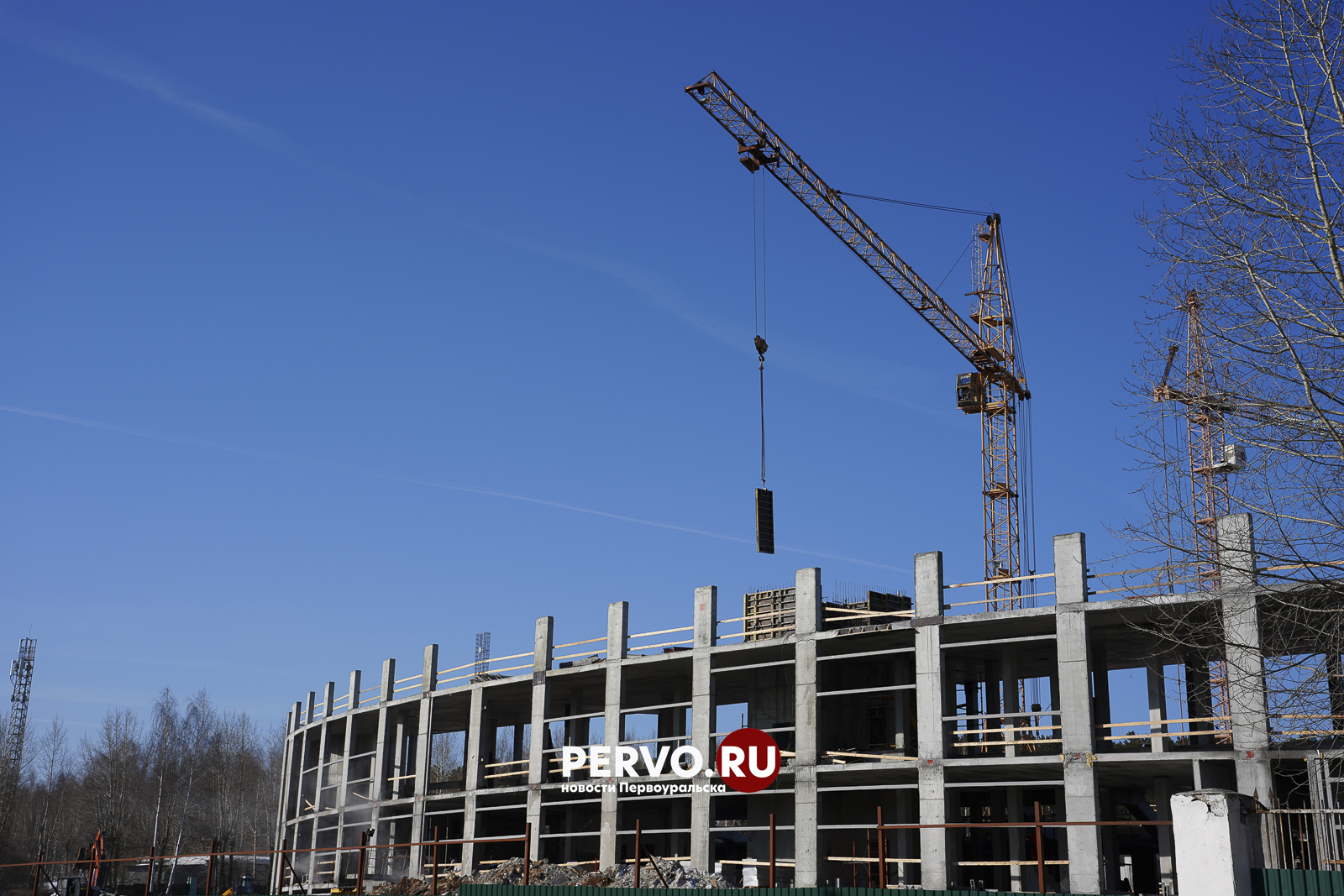 На стадионе «Уральский Трубник» в Первоуральске продолжаются работы