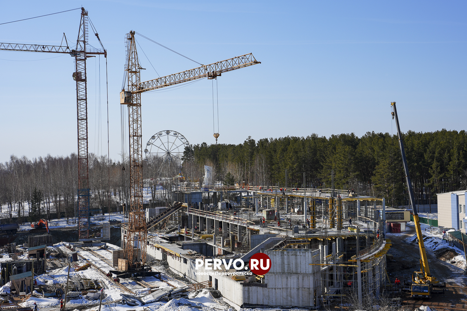 На стадионе «Уральский Трубник» в Первоуральске продолжаются работы