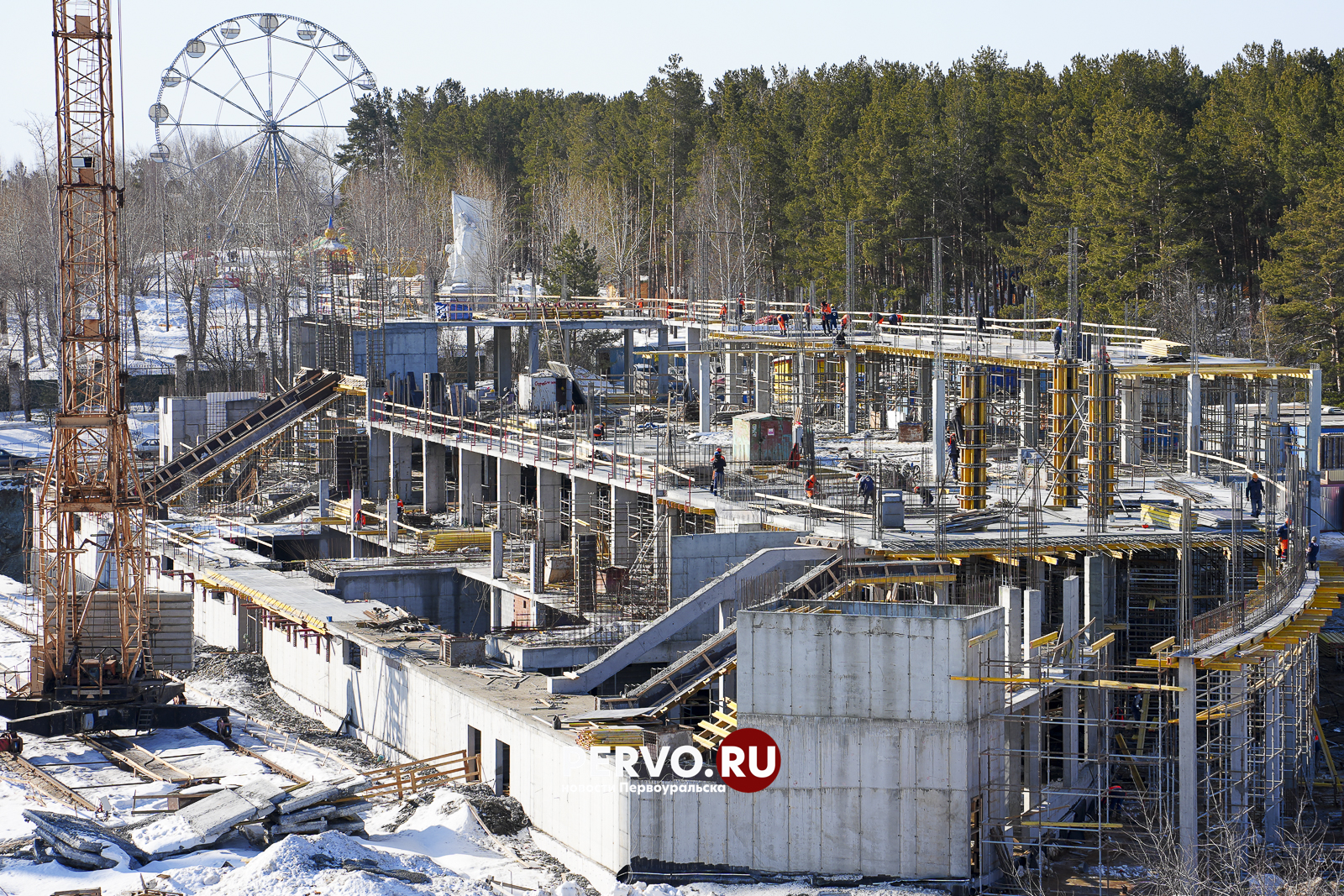 На стадионе «Уральский Трубник» в Первоуральске продолжаются работы