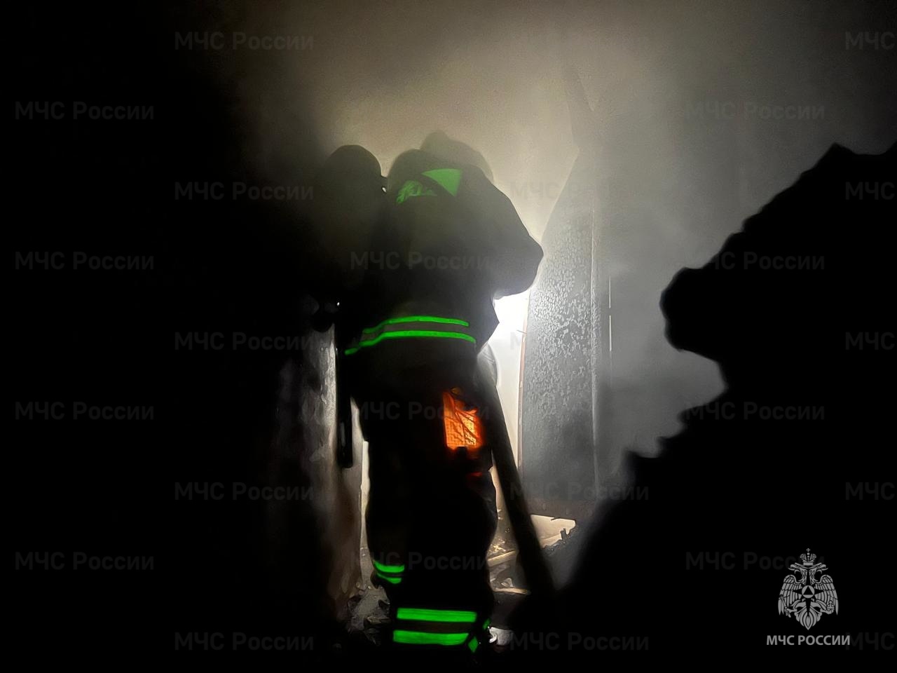 Девять человек эвакуировались из-за возгорания в жилом доме