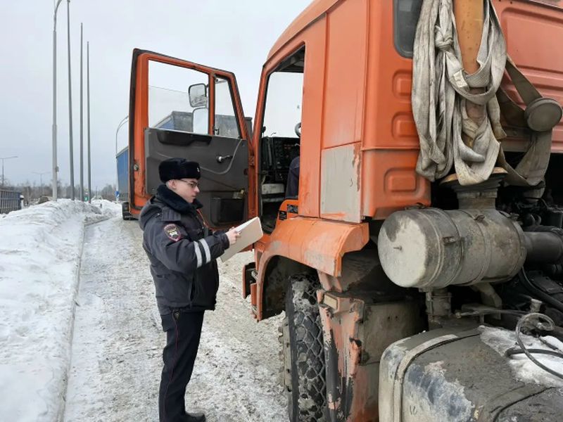Полиция массово проверила грузовой автотранспорт