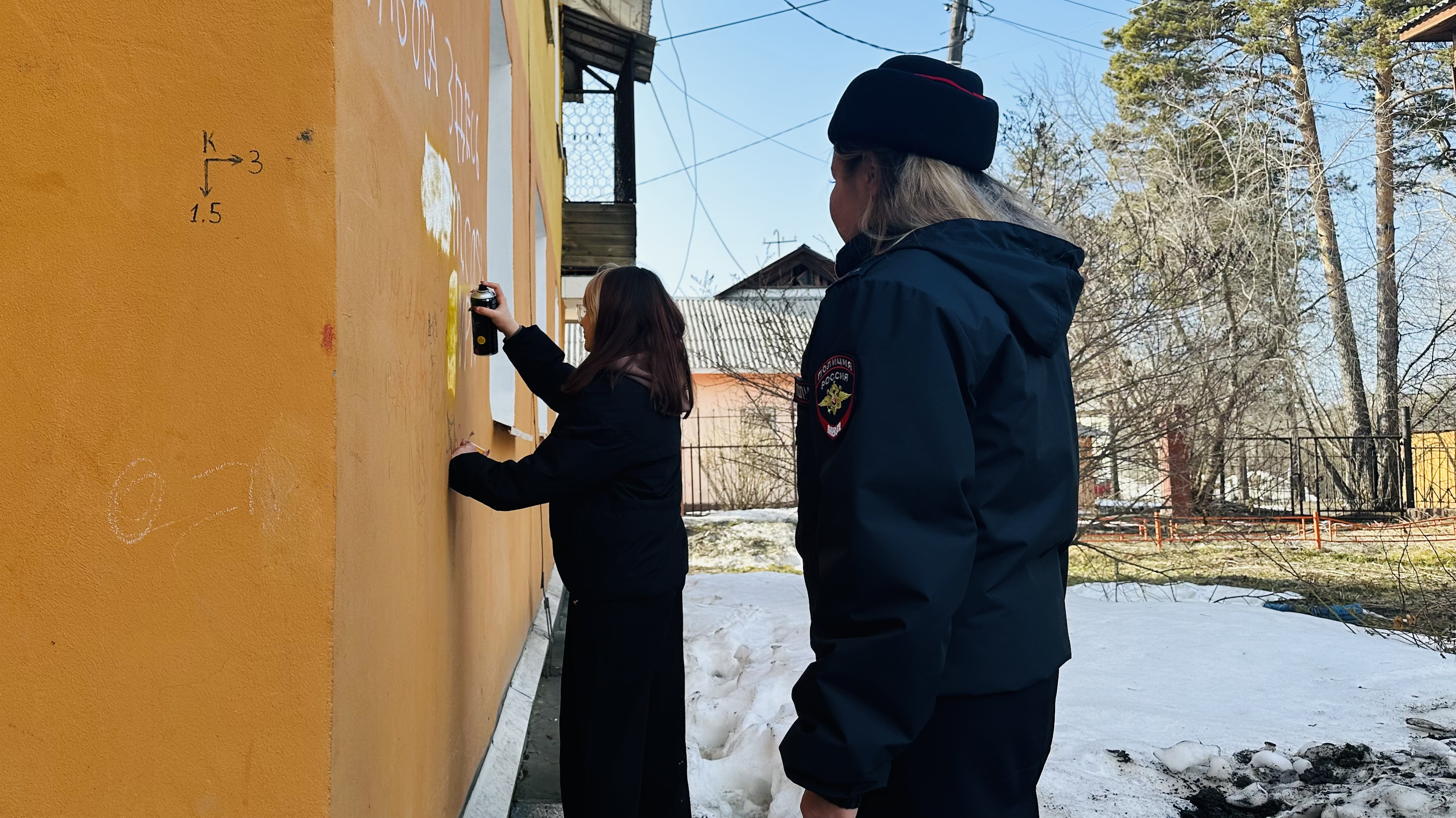 В городе прошла акция по устранению наркорекламы с фасадов зданий