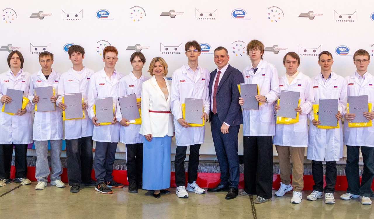 Операционный директор CYBERSTEEL вручил договоры о целевом обучении будущим киберметаллургам