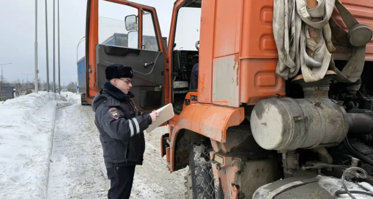 Полиция массово проверила грузовой автотранспорт