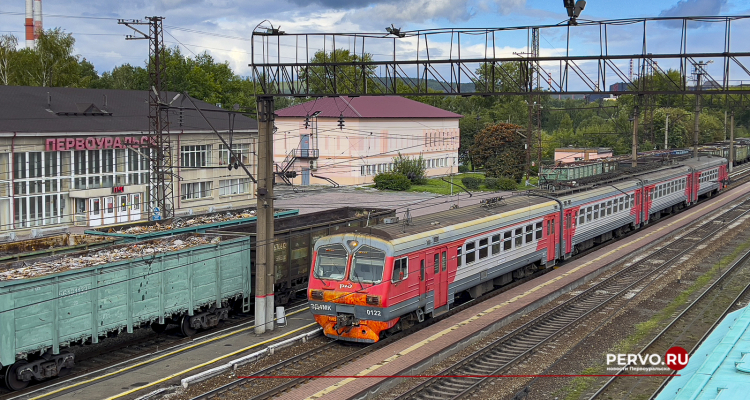 Пенсионеры в дачный сезон смогут ездить на электричках за полцены