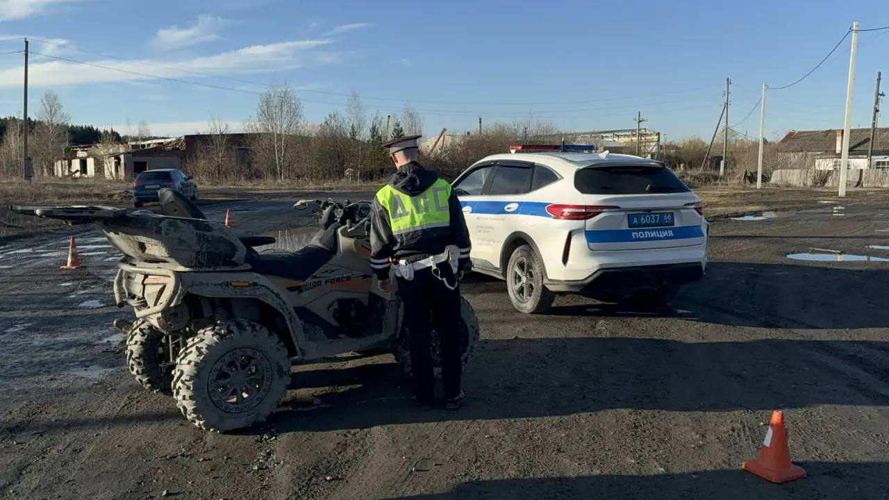 Сотрудники ГИБДД устанавливают обстоятельства ДТП, в котором погиб 50-летний мужчина