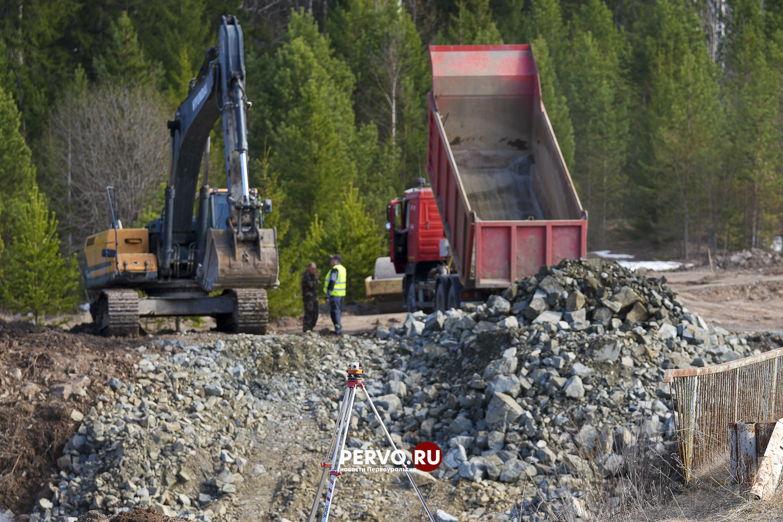 Глава Первоуральска встретился с жителями, где смыло часть моста