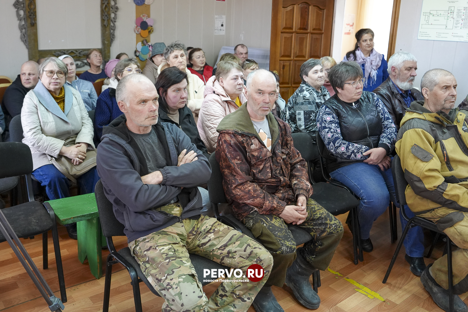 Глава Первоуральска встретился с жителями, где смыло часть моста