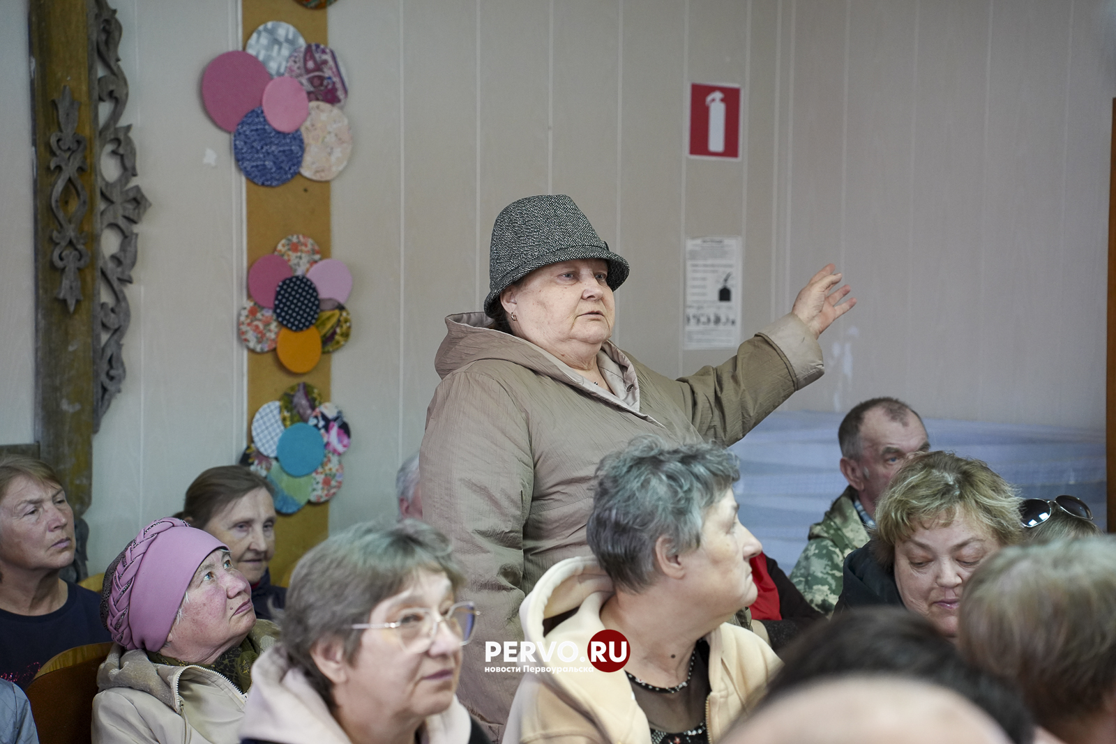 Глава Первоуральска встретился с жителями, где смыло часть моста