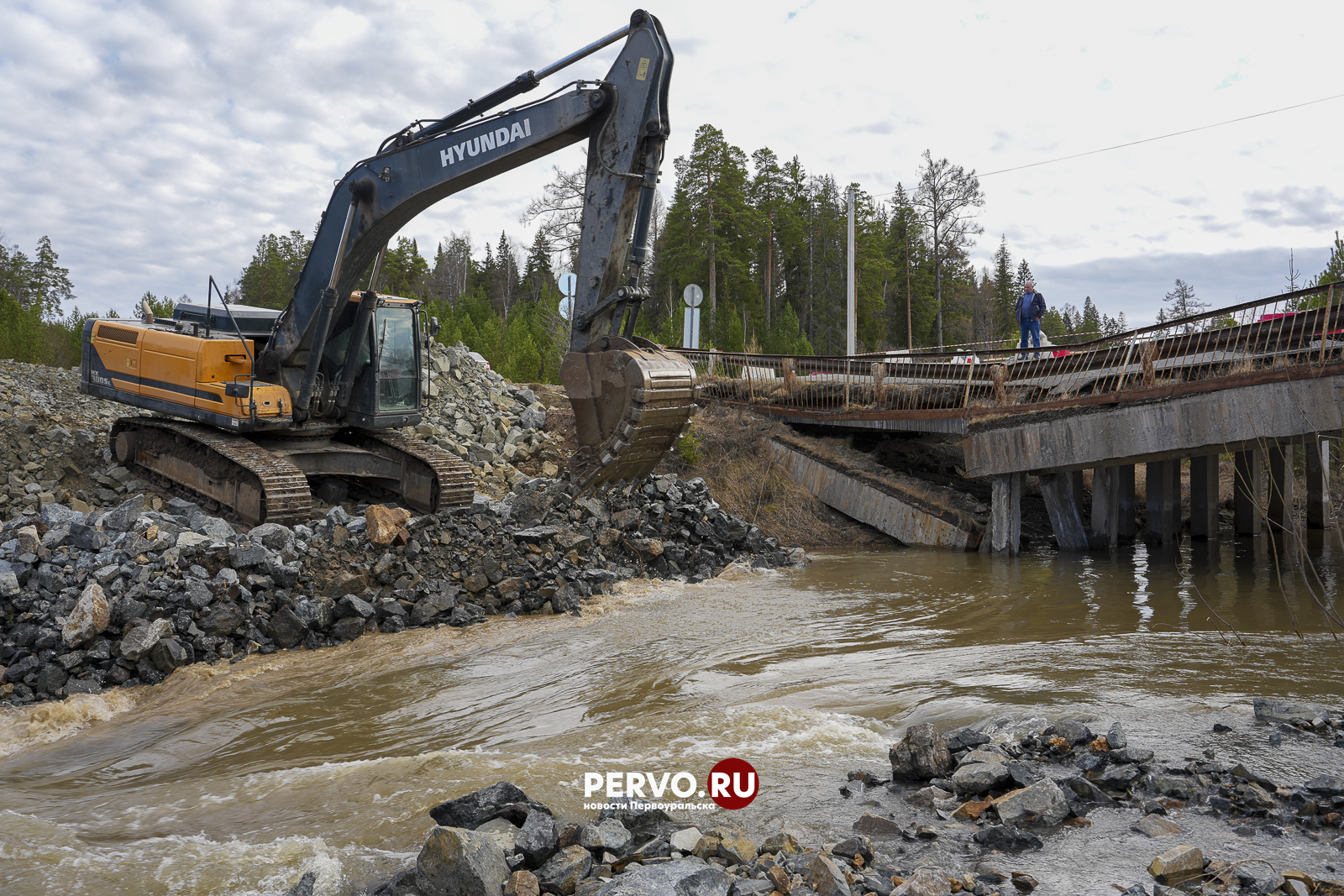 Глава Первоуральска встретился с жителями, где смыло часть моста