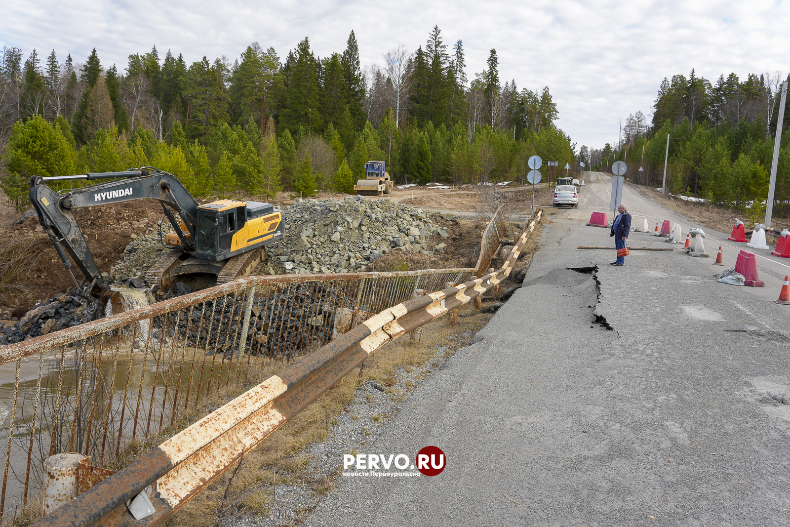 Глава города встретился с жителями, где смыло часть моста