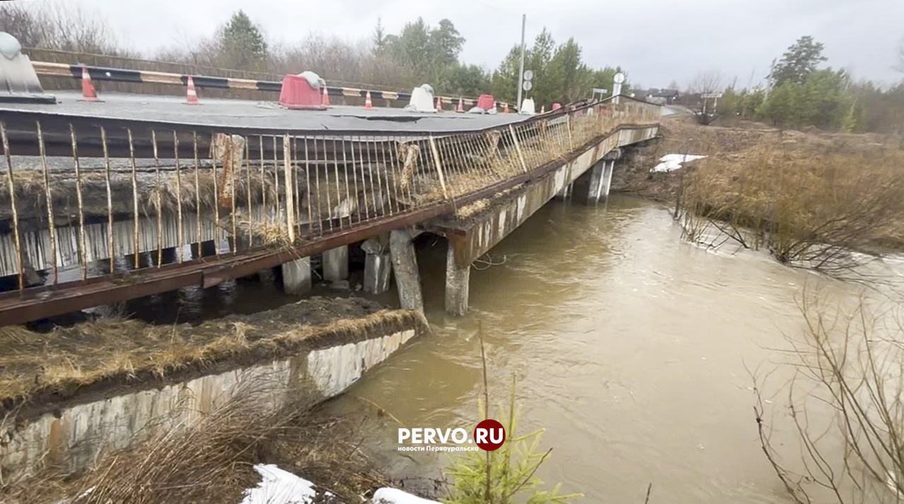Поврежденный паводковыми мост в посёлке Прогресс восстановят