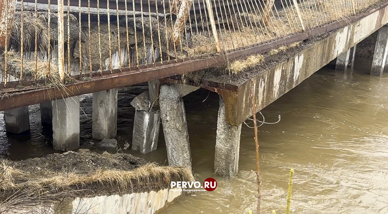 Поврежденный паводковыми мост в посёлке Прогресс восстановят