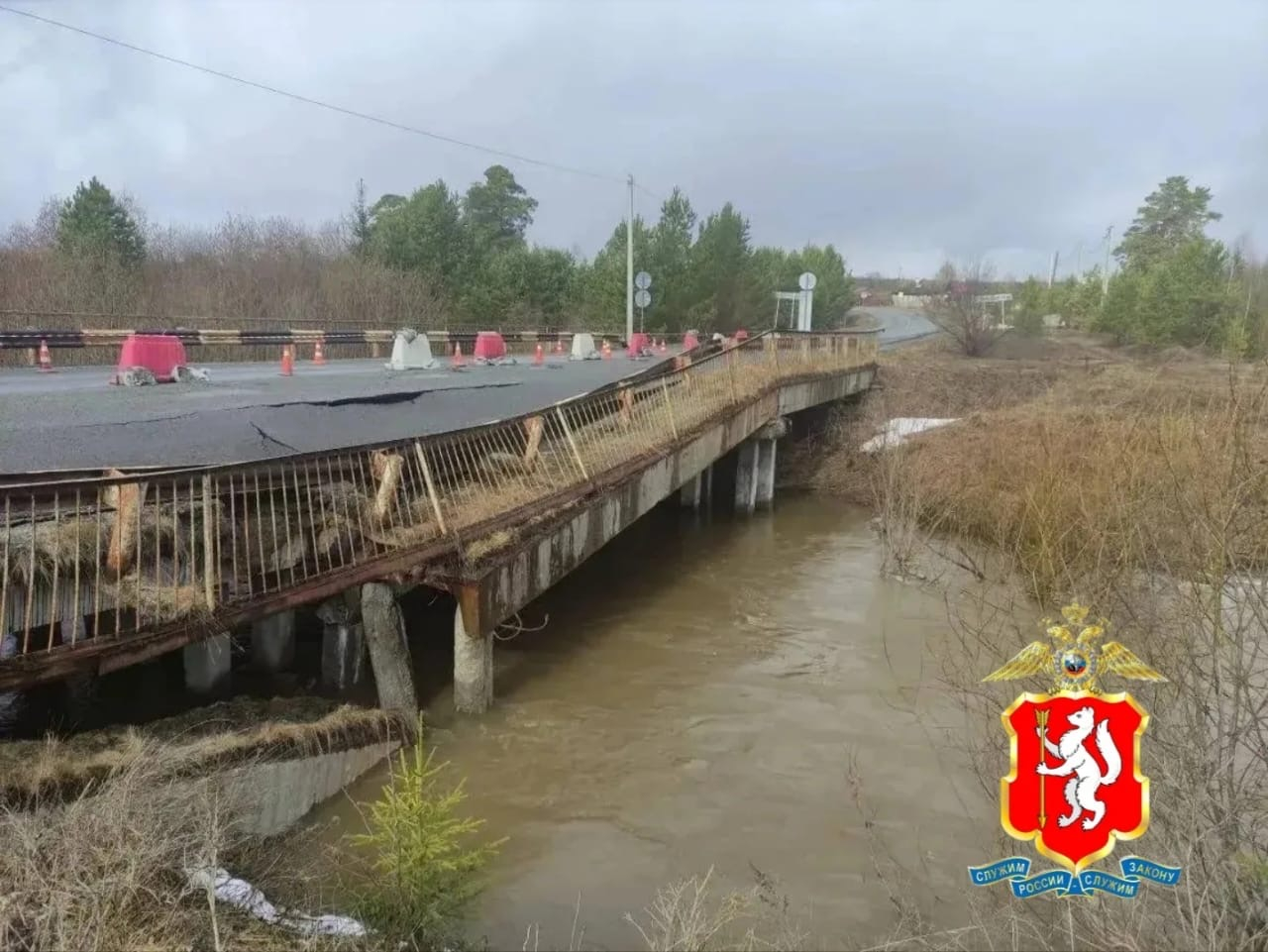 Сотрудники ДПС ограничили движение через мост на реке Утка
