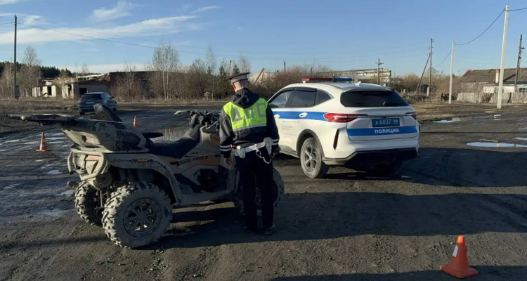 Сотрудники ГИБДД устанавливают обстоятельства ДТП, в котором погиб 50-летний мужчина