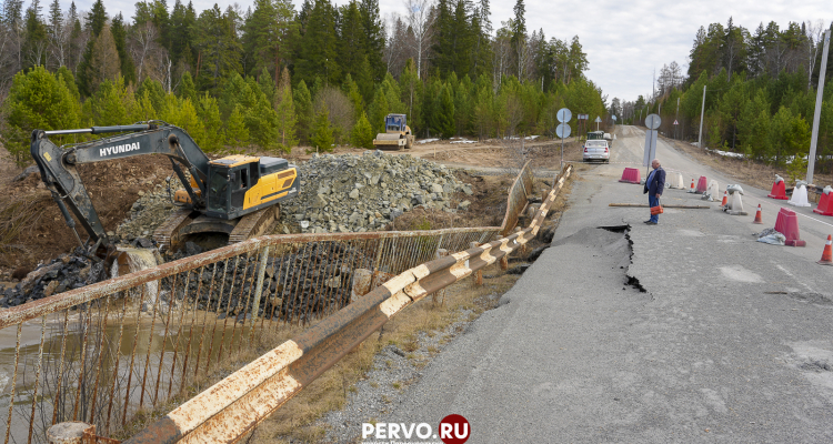 Глава города встретился с жителями, где смыло часть моста