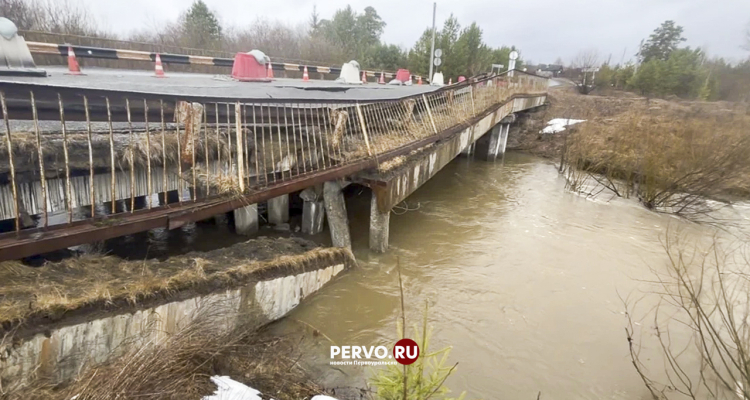 Поврежденный паводковыми мост в посёлке Прогресс восстановят