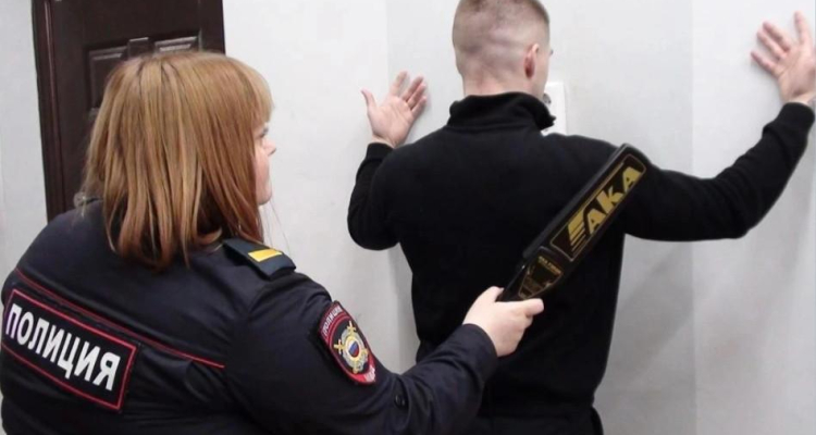 Полицейские задержали курьера телефонных аферистов