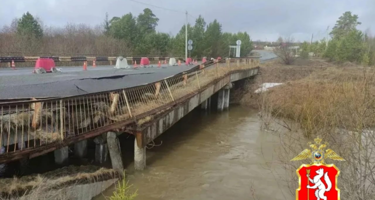 Сотрудники ДПС ограничили движение через мост на реке Утка