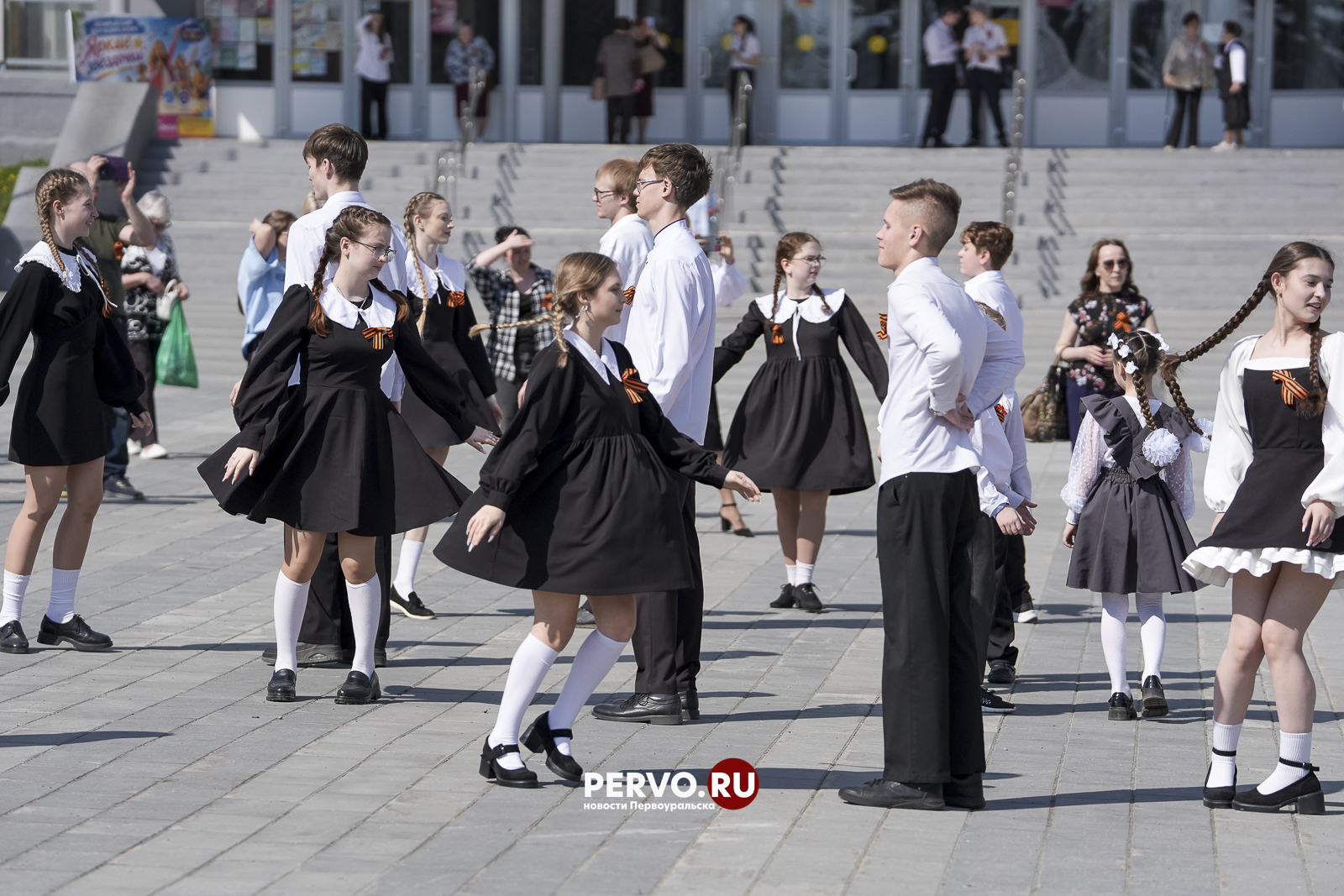 Школьники Первоуральска объединились в «Вальсе Победы»
