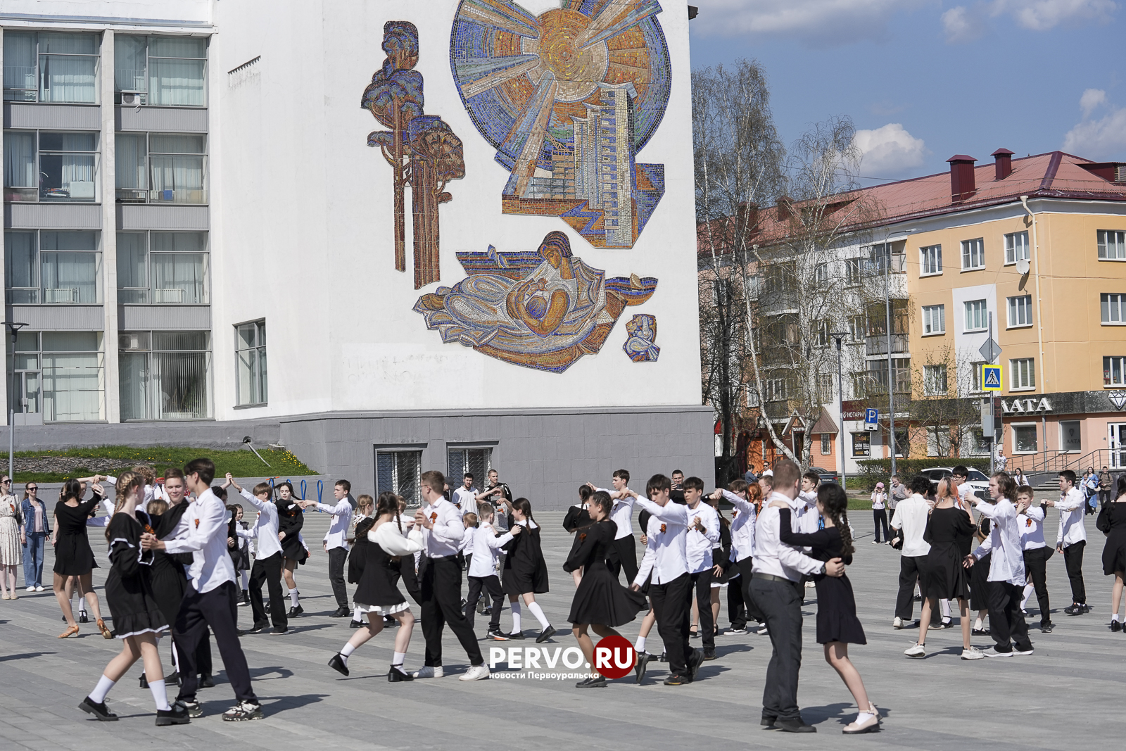 Школьники Первоуральска объединились в «Вальсе Победы»