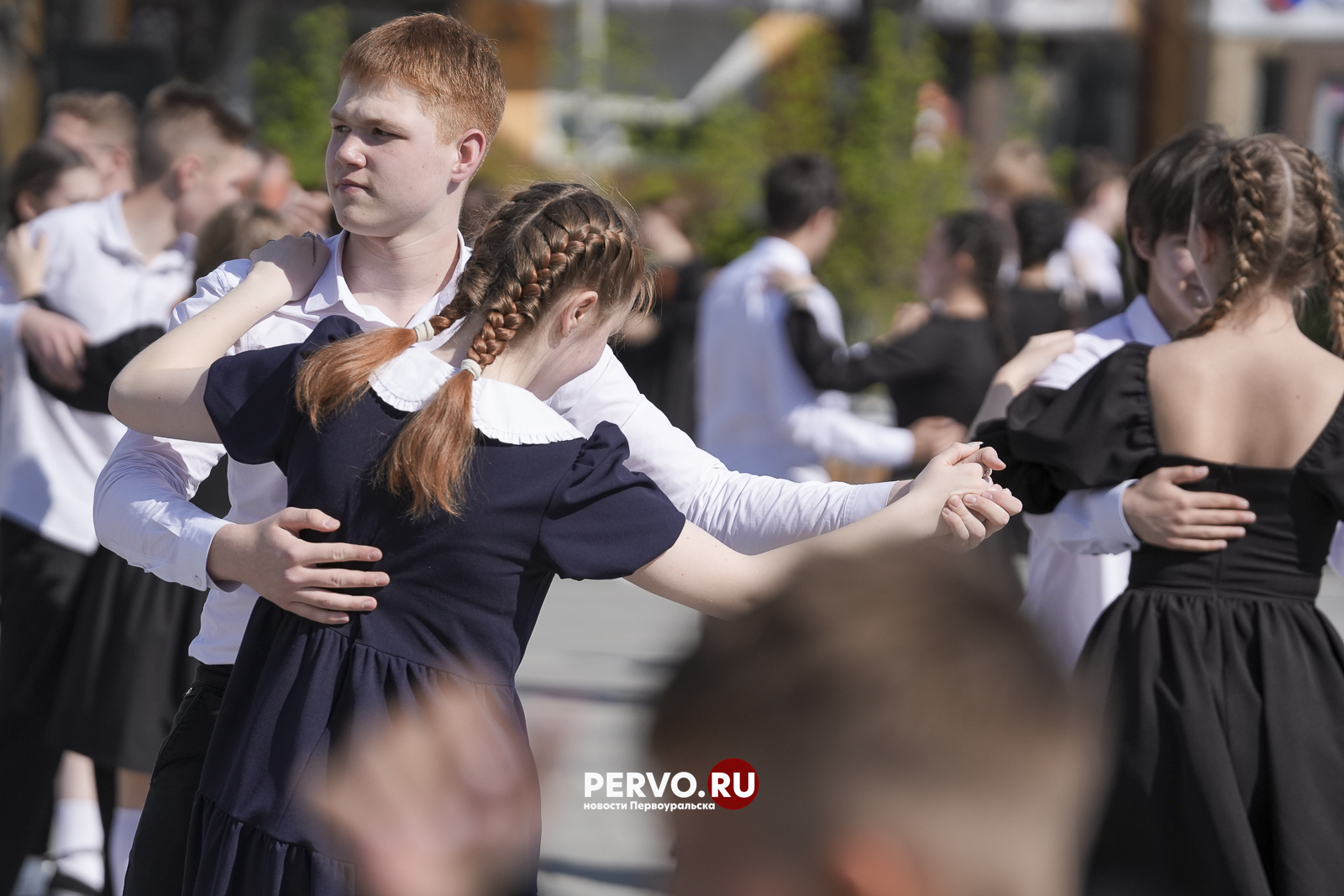 Школьники Первоуральска объединились в «Вальсе Победы»