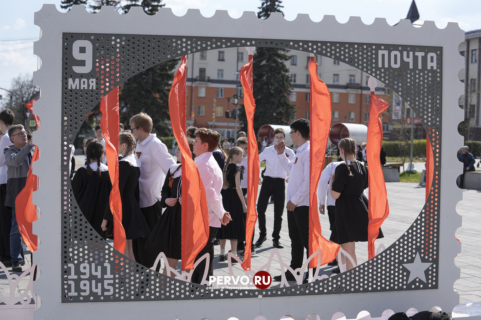 Школьники Первоуральска объединились в «Вальсе Победы»