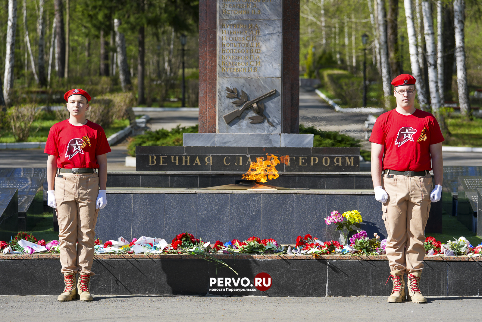 В Первоуральске к мемориалам памяти погибших в годы Великой Отечественной войны возложили цветы