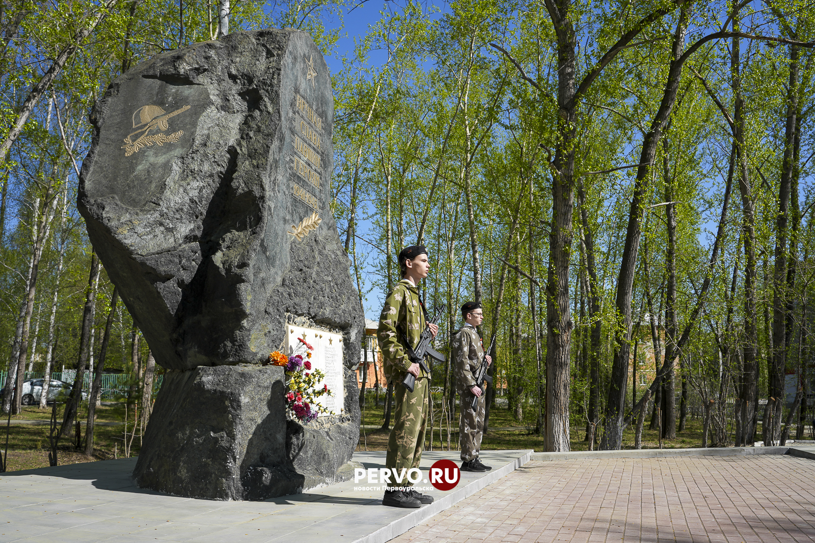 К мемориалам памяти погибших в годы Великой Отечественной войны возложили цветы