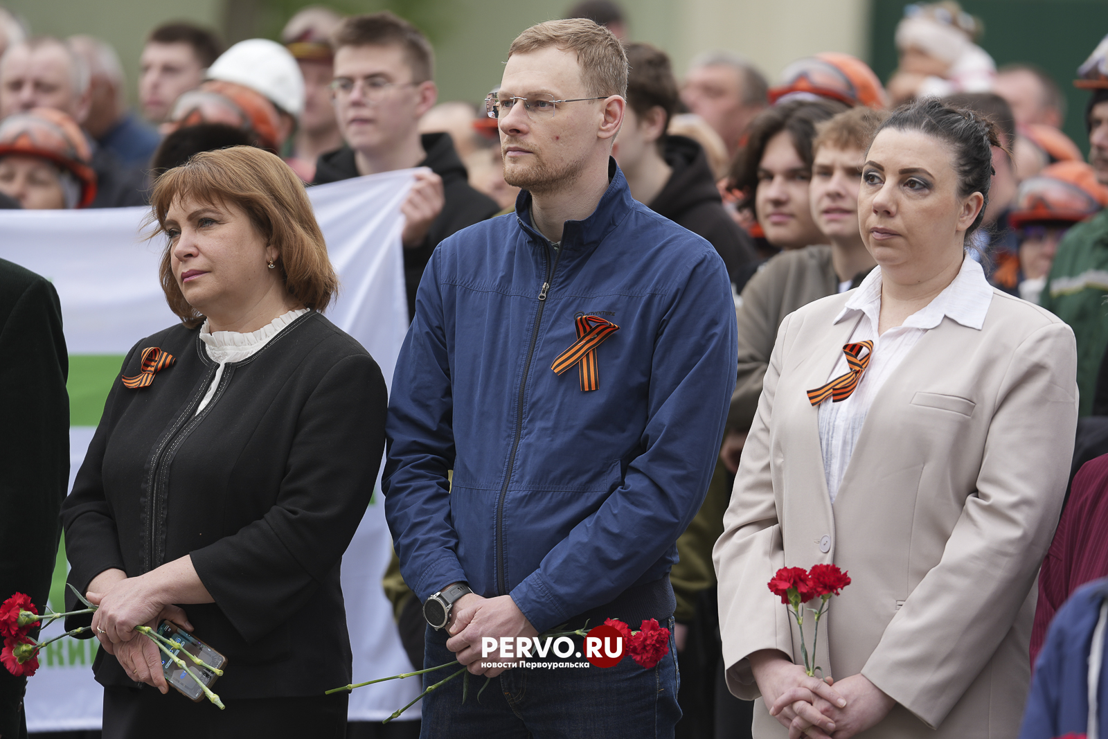 В Первоуральске на заводской площади у мемориала погибшим воинам возложили цветы