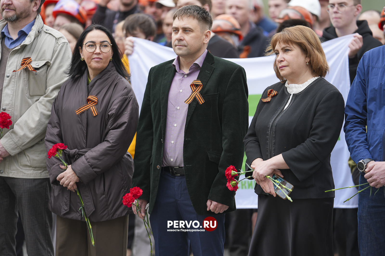 В Первоуральске на заводской площади у мемориала погибшим воинам возложили цветы