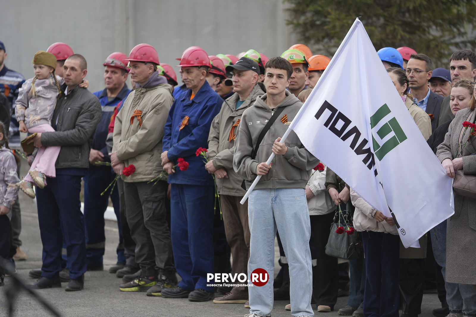 В Первоуральске на заводской площади у мемориала погибшим воинам возложили цветы
