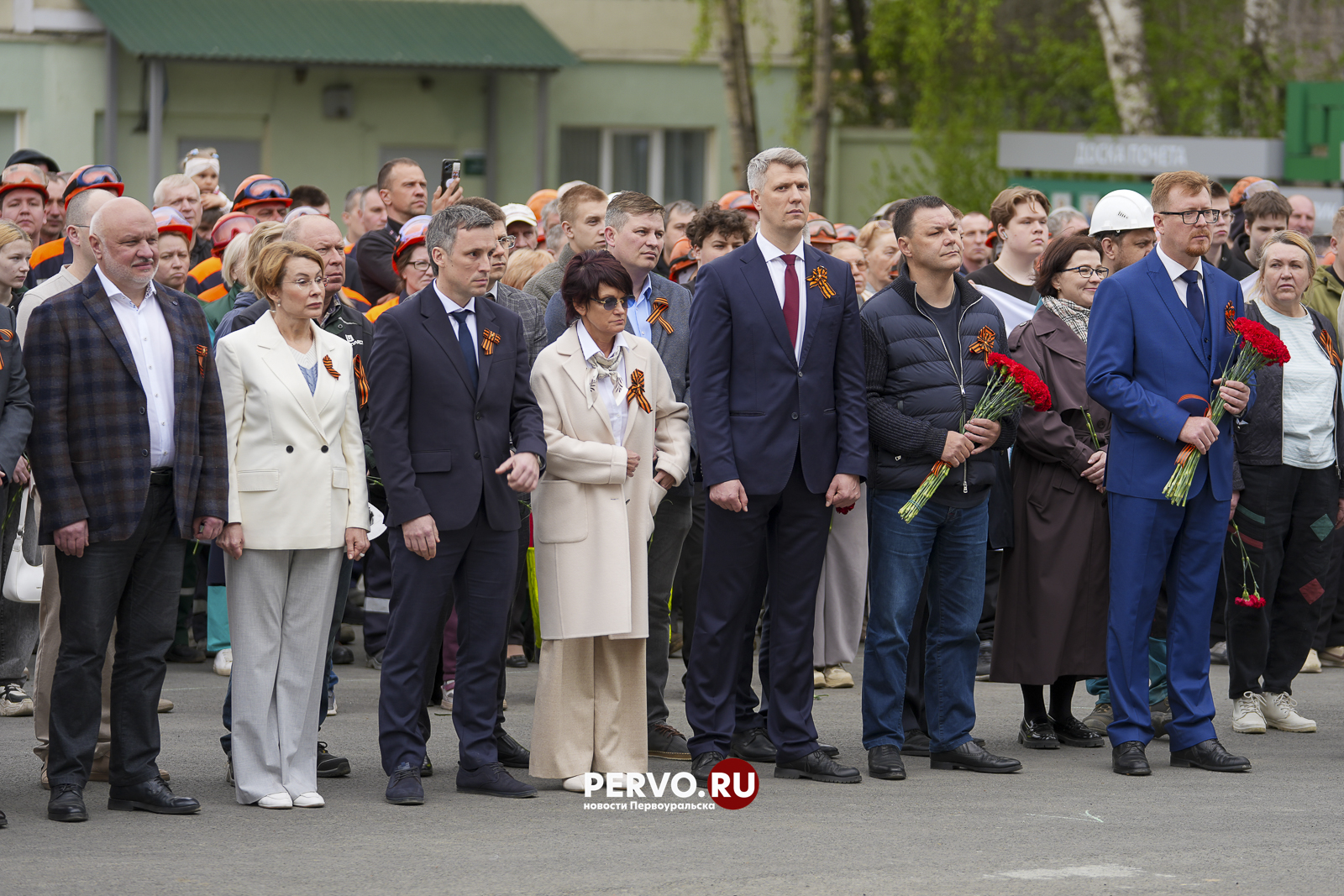 В Первоуральске на заводской площади у мемориала погибшим воинам возложили цветы