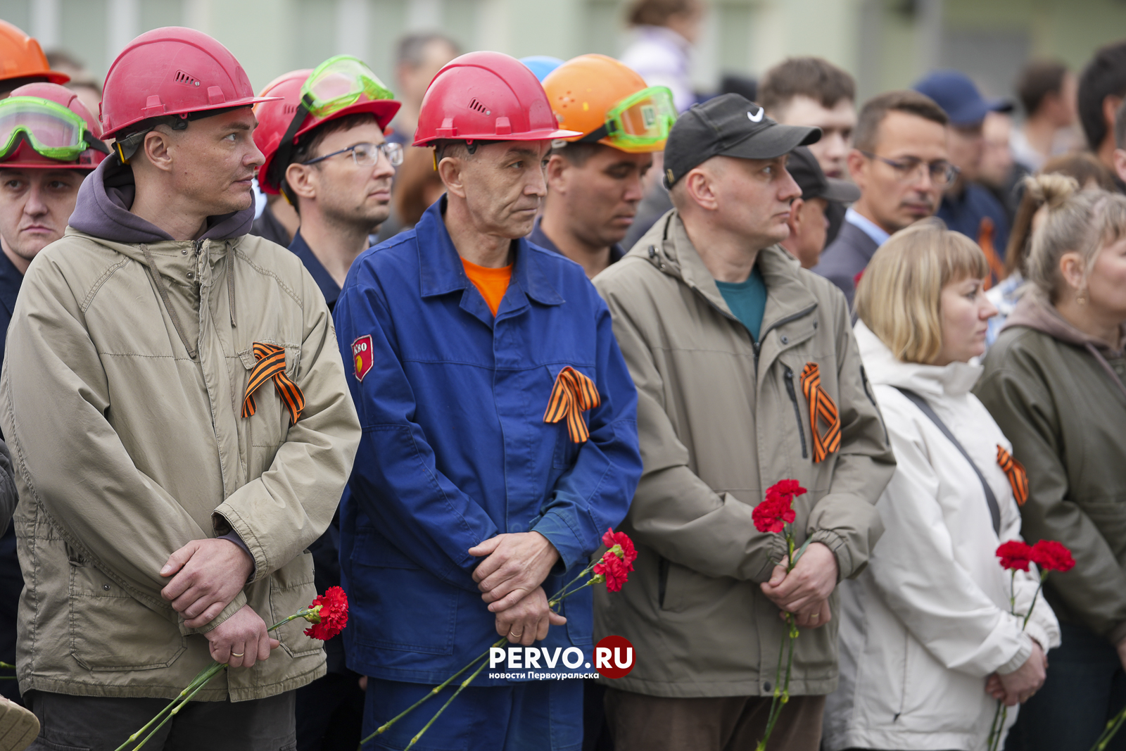 В Первоуральске на заводской площади у мемориала погибшим воинам возложили цветы