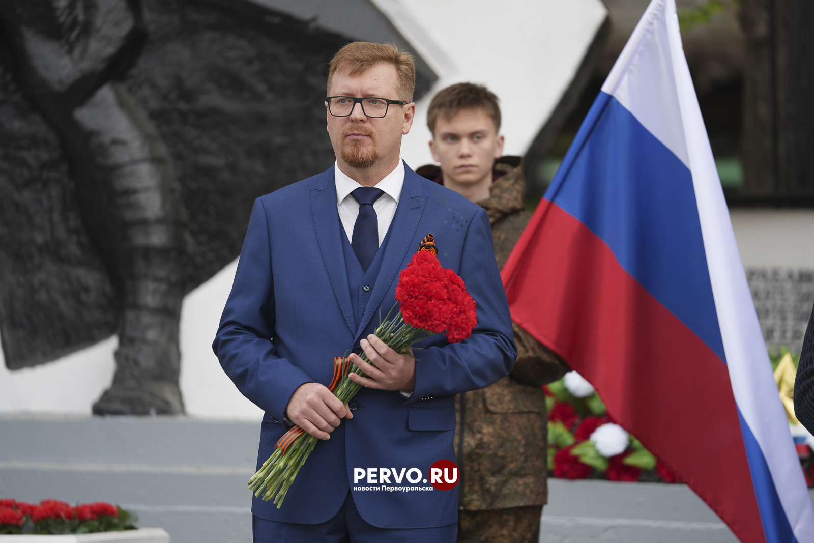 В Первоуральске на заводской площади у мемориала погибшим воинам возложили цветы