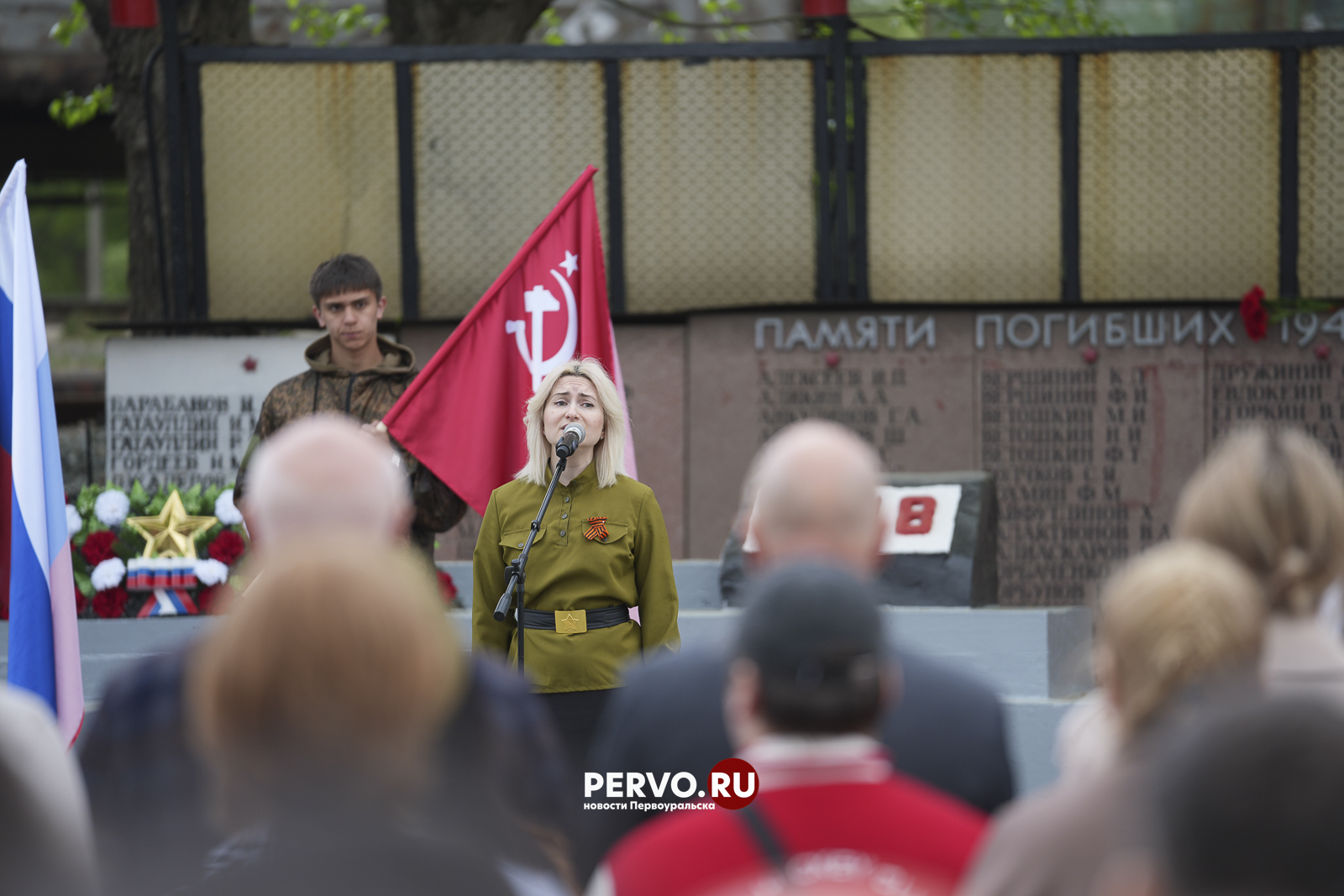 В Первоуральске на заводской площади у мемориала погибшим воинам возложили цветы