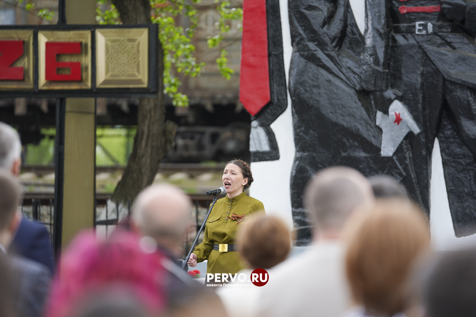 В Первоуральске на заводской площади у мемориала погибшим воинам возложили цветы
