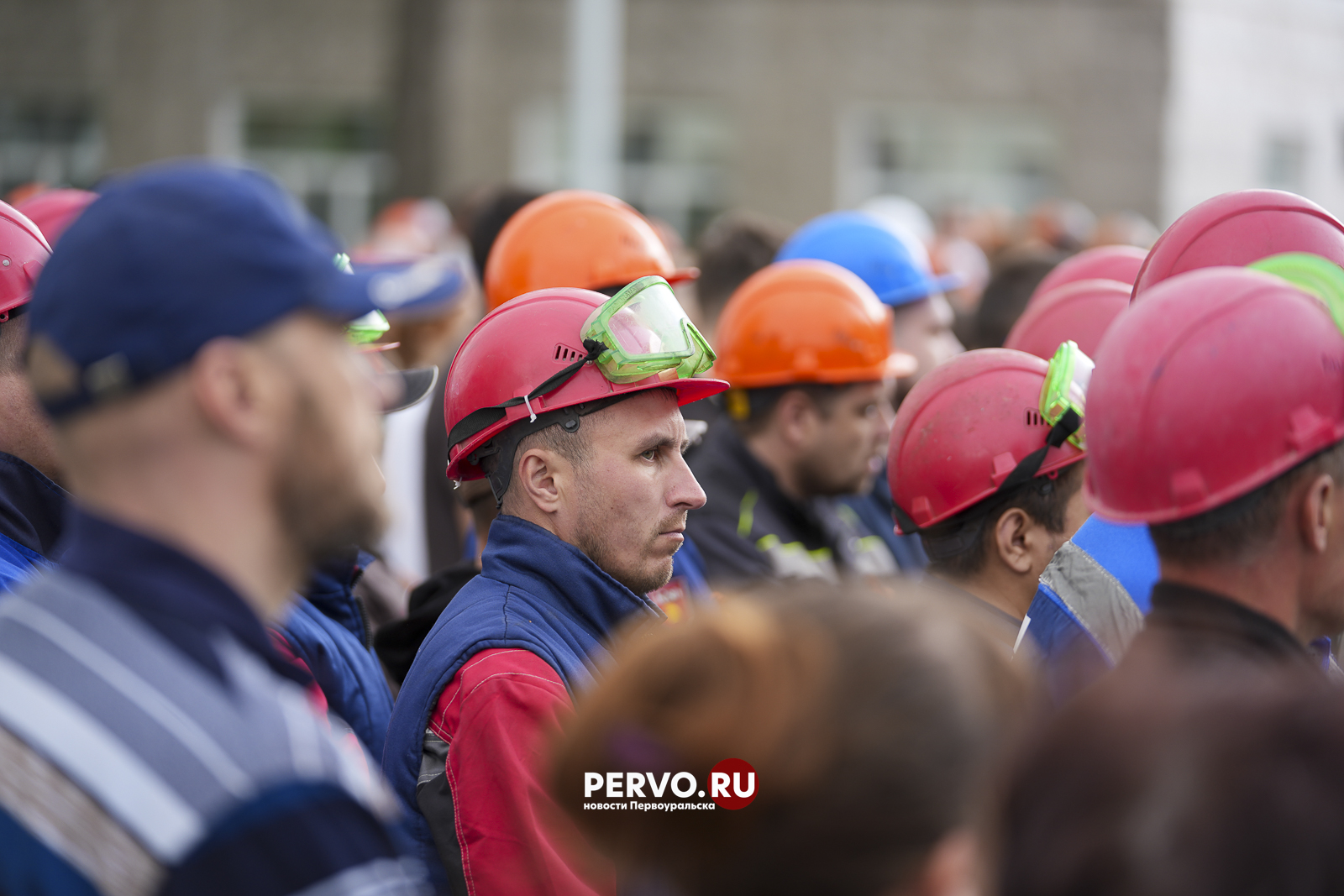 В Первоуральске на заводской площади у мемориала погибшим воинам возложили цветы