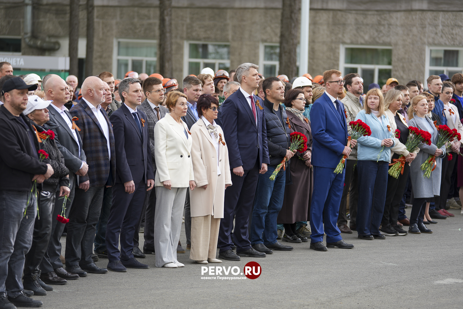В Первоуральске на заводской площади у мемориала погибшим воинам возложили цветы