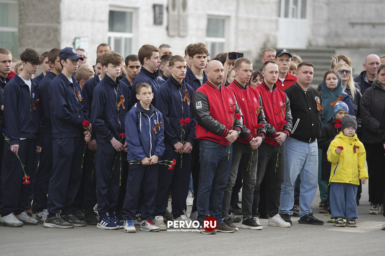 В Первоуральске на заводской площади у мемориала погибшим воинам возложили цветы