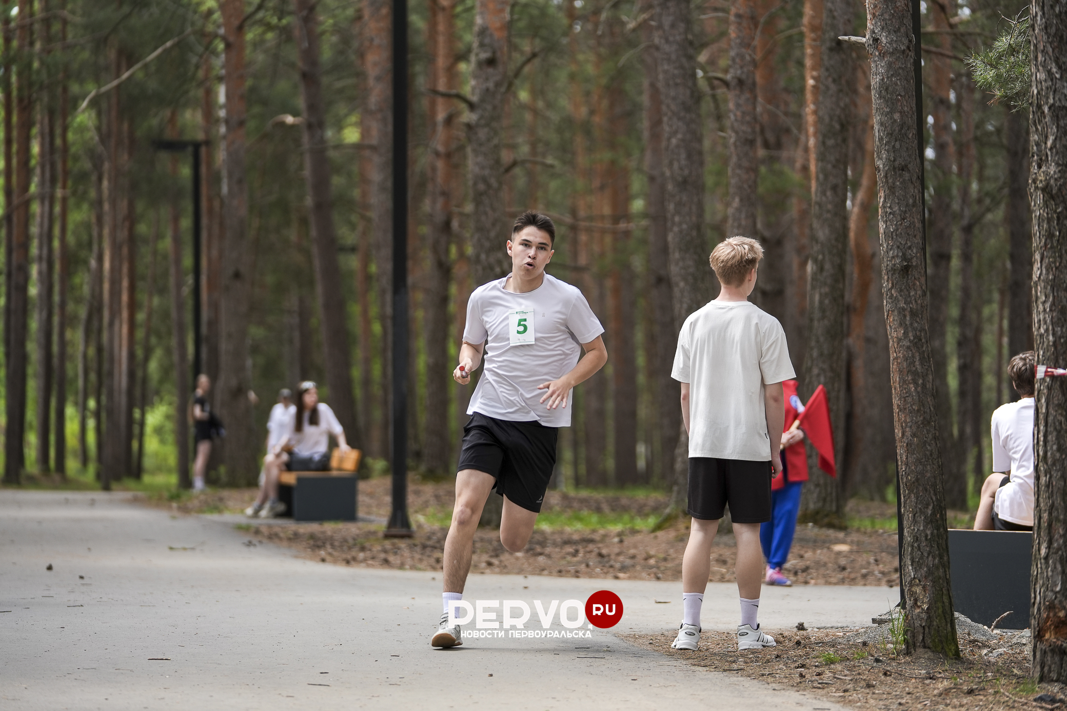 В Первоуральске в парке прошла легкоатлетическая эстафета, посвящённая 81-летию Победы