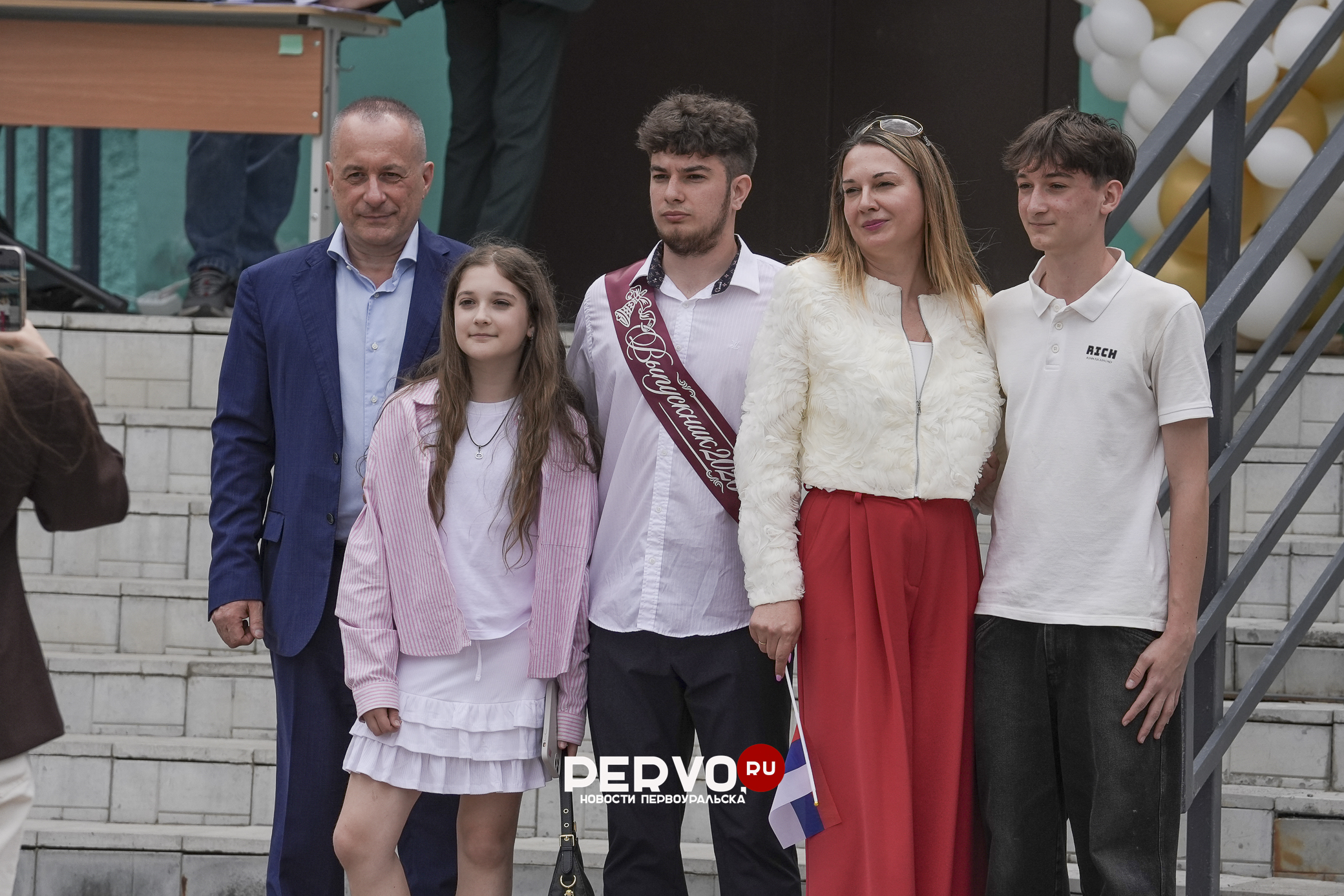 В Первоуральске проходят последние звонки 2026. Фотографии