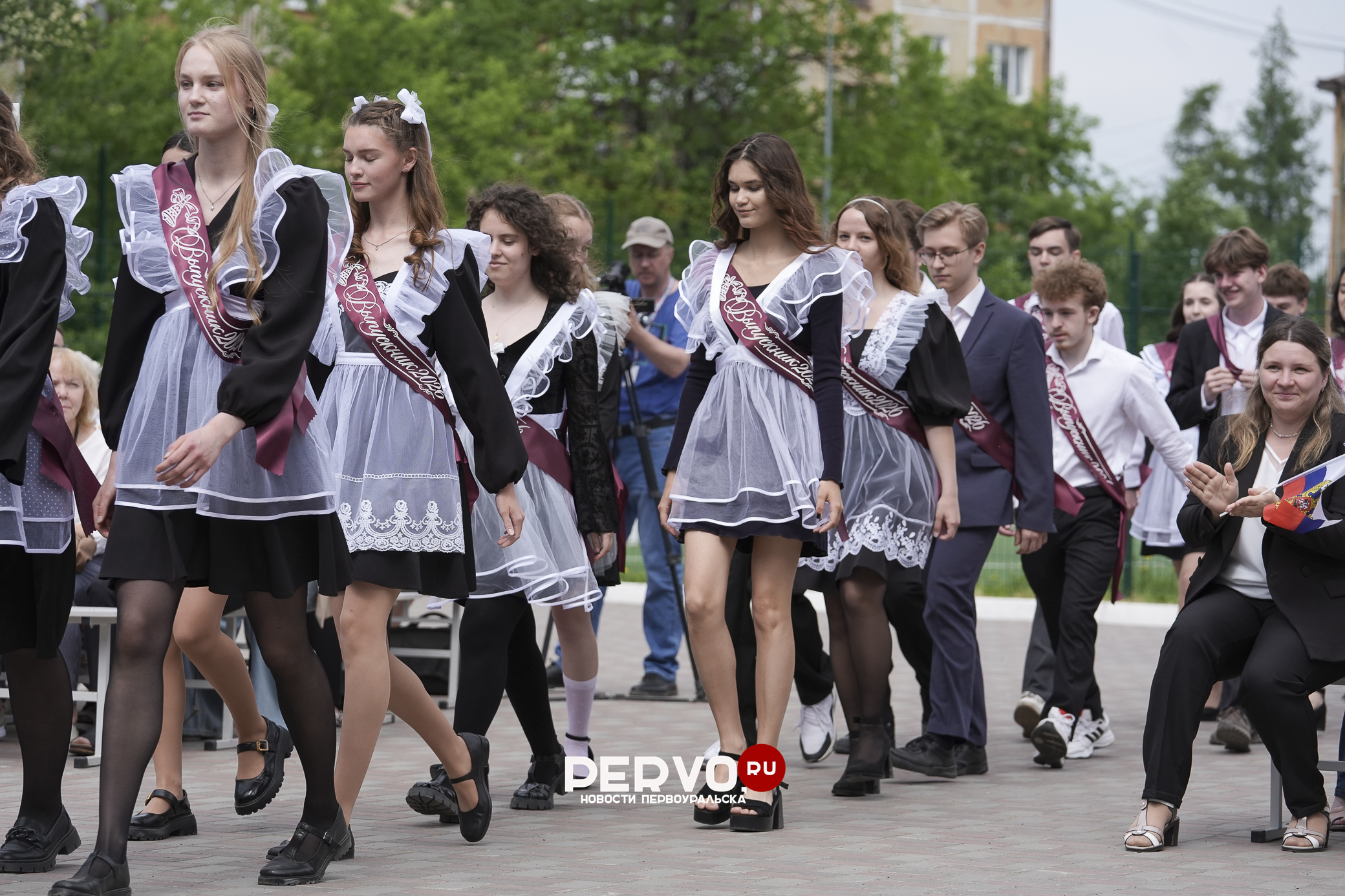 В Первоуральске проходят последние звонки 2026. Фотографии