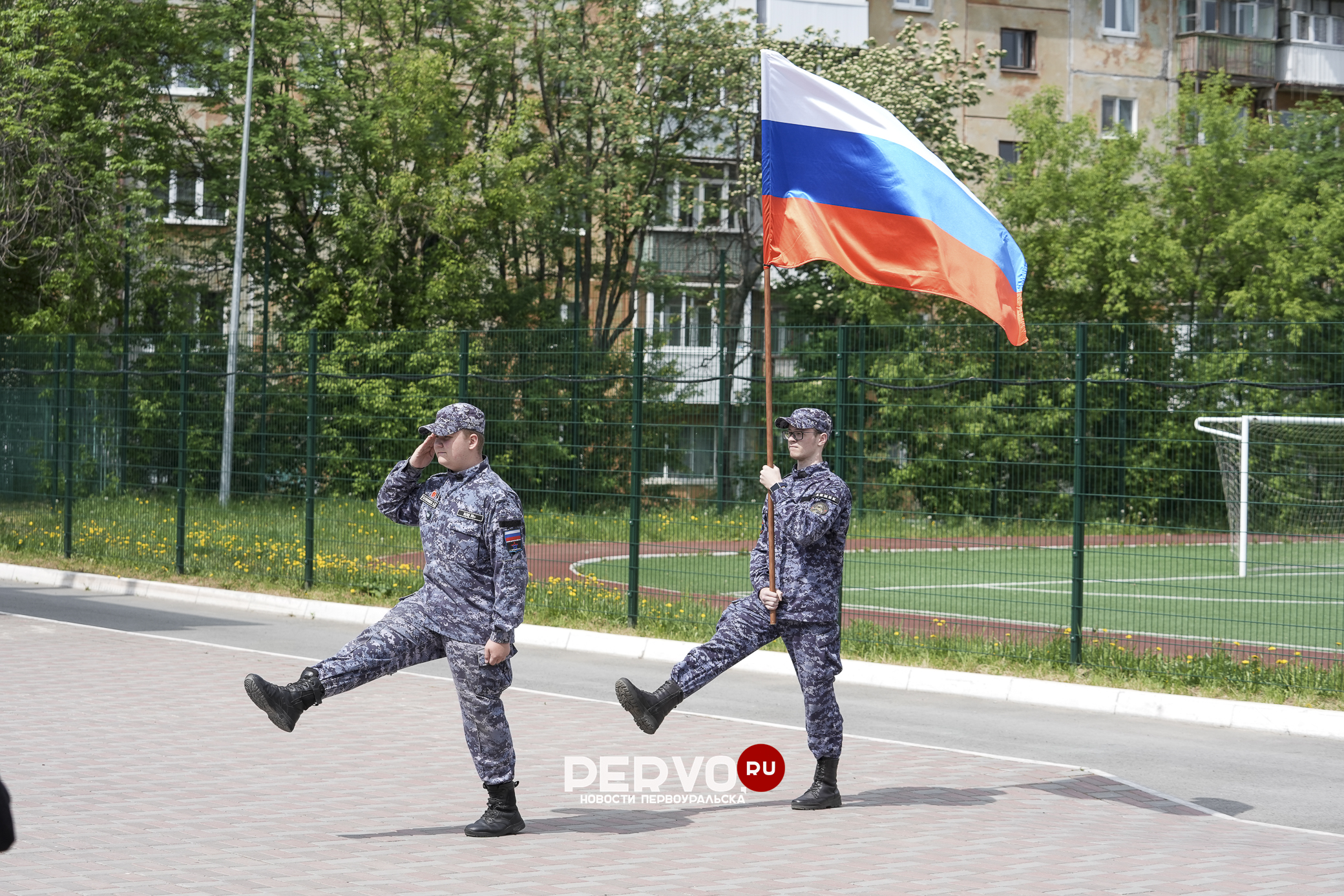 В Первоуральске проходят последние звонки 2026. Фотографии