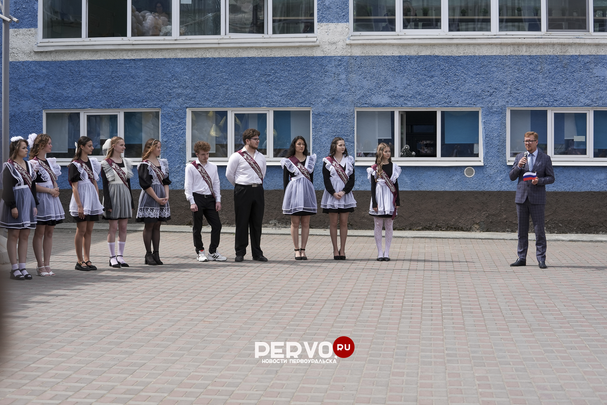 В Первоуральске проходят последние звонки 2026. Фотографии