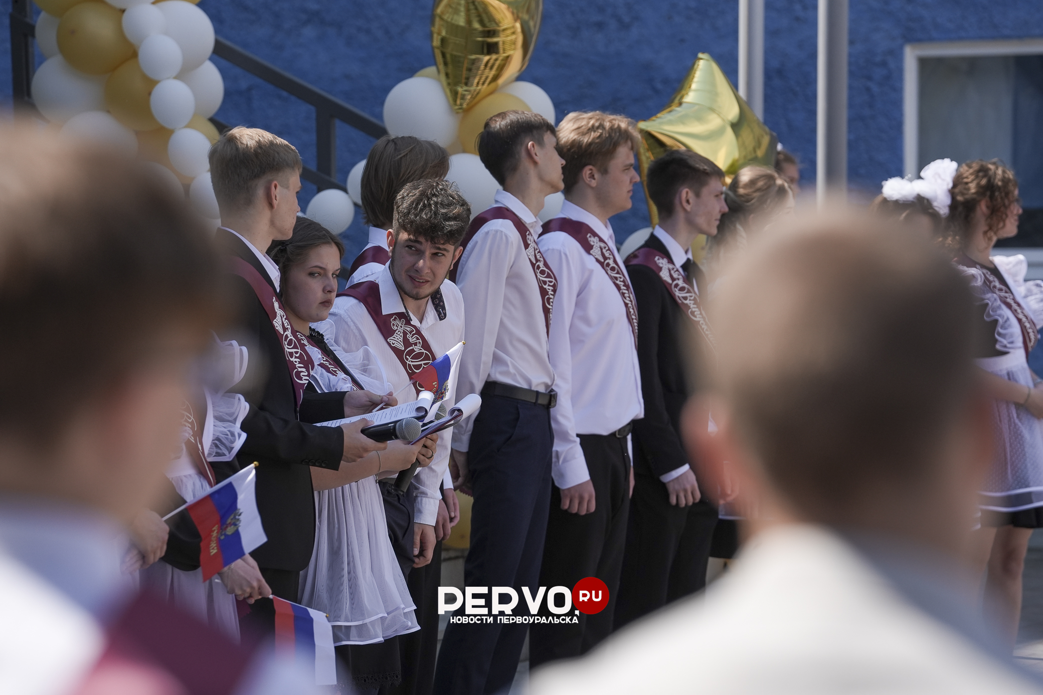 В Первоуральске проходят последние звонки 2026. Фотографии