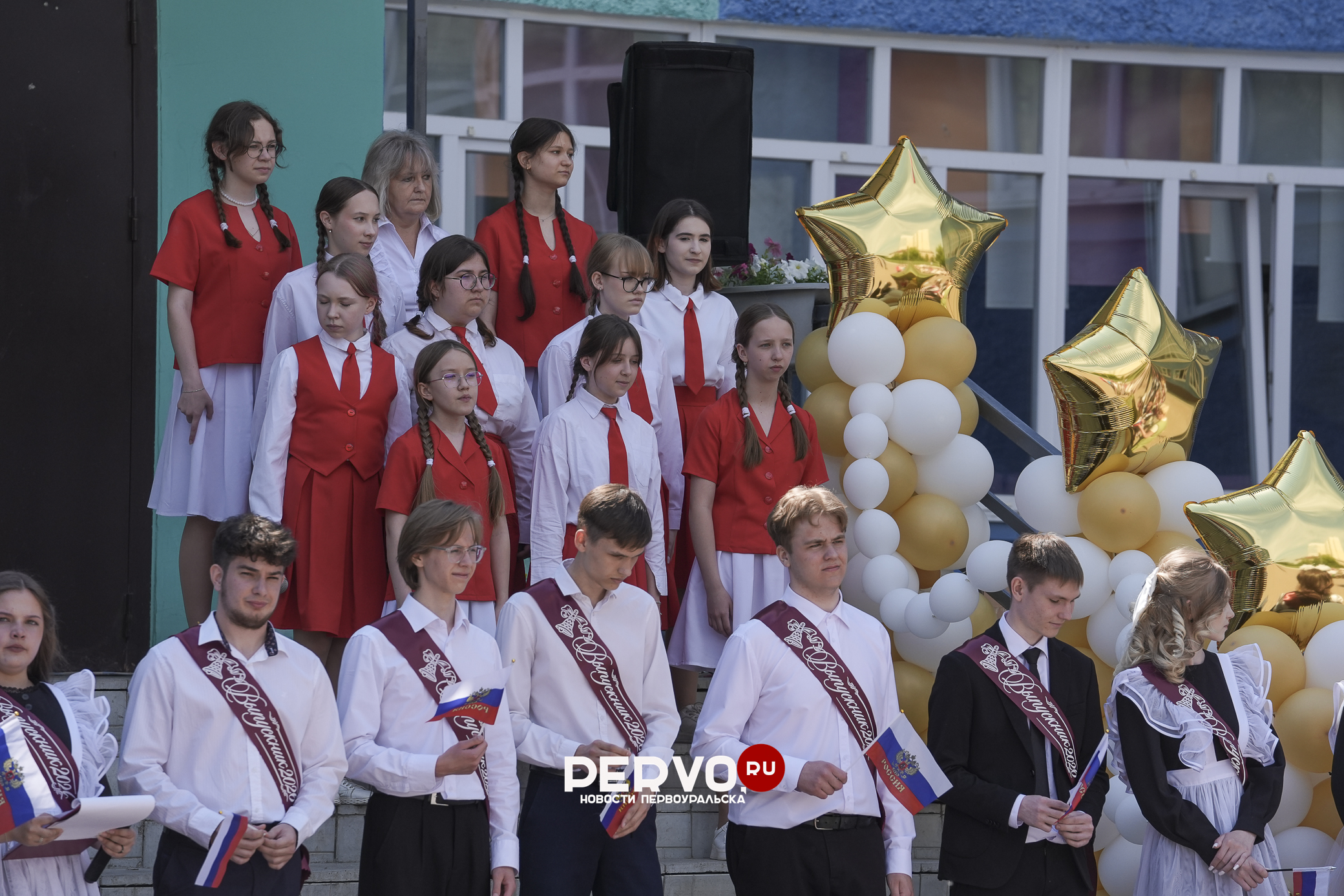 В Первоуральске проходят последние звонки 2026. Фотографии