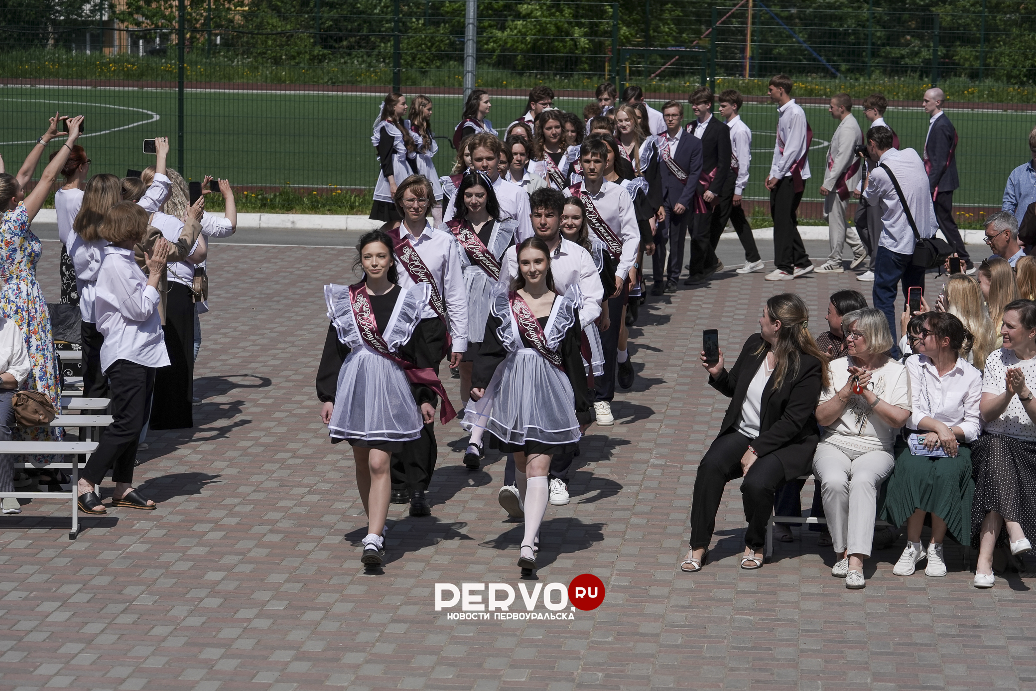 В Первоуральске проходят последние звонки 2026. Фотографии