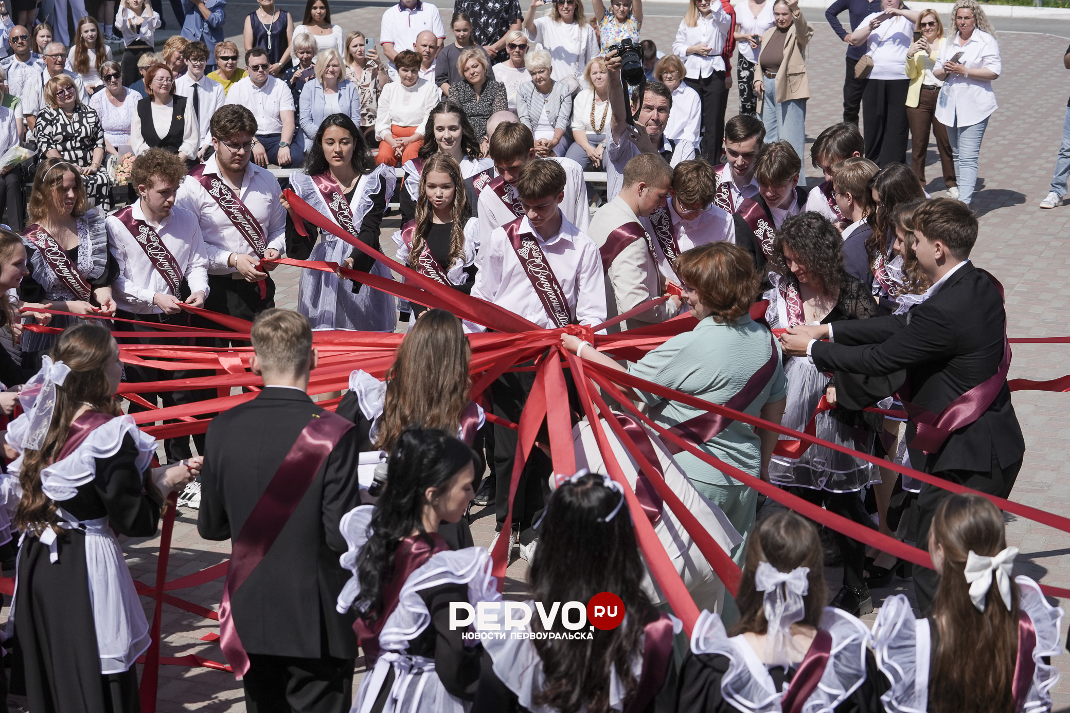 В Первоуральске проходят последние звонки 2026. Фотографии