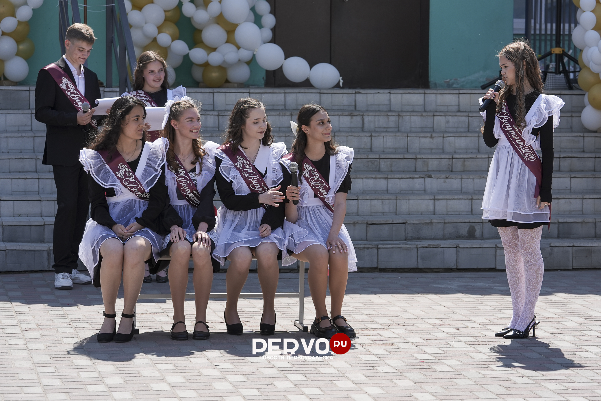 В Первоуральске проходят последние звонки 2026. Фотографии